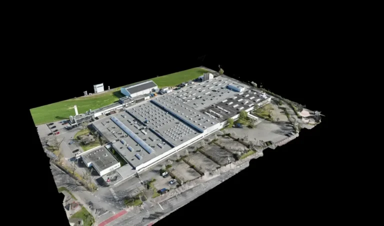 3D-Modell eines Industriestandorts mit großen Hallendächern, berechnet aus Drohnenbildern